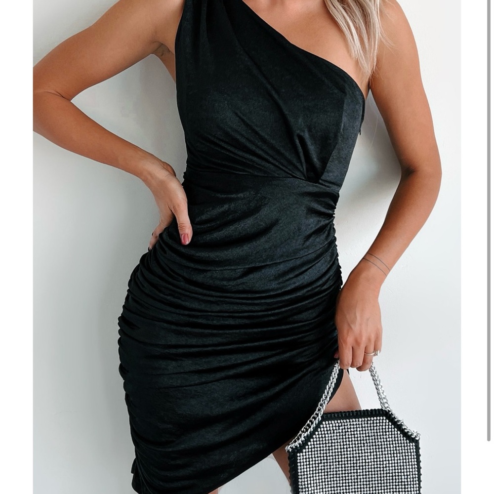 Elegant Black One-Shoulder Dress